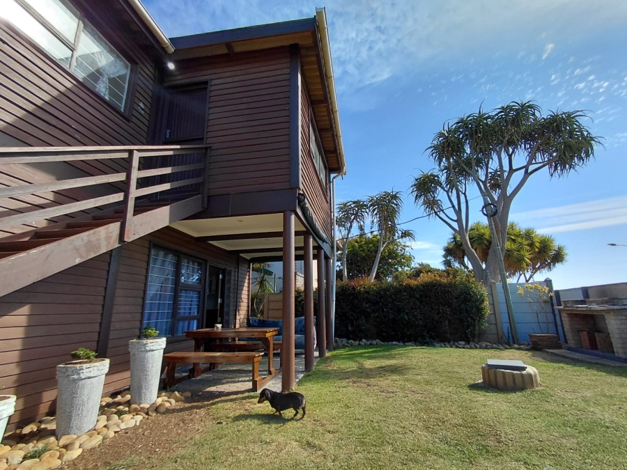 5 Bedroom Property for Sale in C Place Eastern Cape